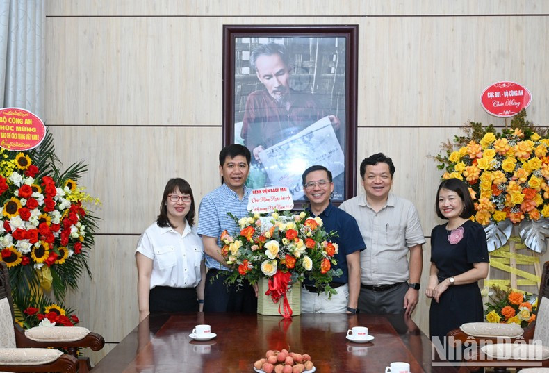 Representantes del Hospital de Bach Mai visitan al periódico Nhan Dan. Representantes del Hospital de Bach Mai visitan al periódico Nhan Dan.