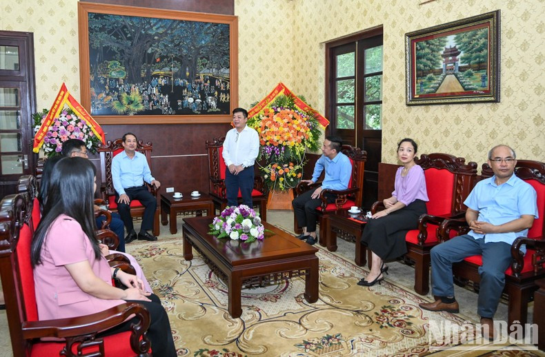 El subtitular de Nhan Dan recibe a delegados de la norteña provincia de Ninh Binh. El subtitular de Nhan Dan recibe a delegados de la norteña provincia de Ninh Binh.