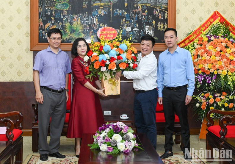 La compañera Nguyen Thi Thanh felicita a Nhan Dan en ocasión del 21 de junio. La compañera Nguyen Thi Thanh felicita a Nhan Dan en ocasión del 21 de junio.
