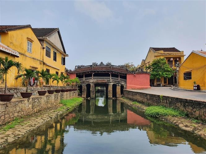 El puente japonés o Chua Cau en Hoi An con sus particularidades arquitectónicas.