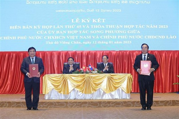 El primer ministro de Vietnam, Pham Minh Chinh, y su homólogo laosiano, Sonexay Siphandone, testimonian la firma del acto de la 45 Reunión y el acuerdo de cooperación en 2023 del Comité Intergubernamental. (Fotografía: VNA) El primer ministro de Vietnam, Pham Minh Chinh, y su homólogo laosiano, Sonexay Siphandone, testimonian la firma del acto de la 45 Reunión y el acuerdo de cooperación en 2023 del Comité Intergubernamental. (Fotografía: VNA)