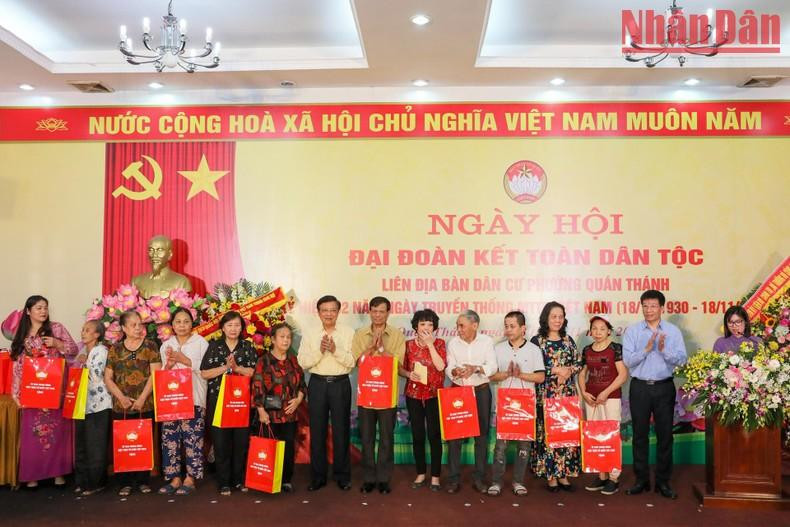 El jefe de la Comisión de Asuntos Interiores del Comité Central del Partido Comunista de Vietnam, Phan Dinh Trac, y el subjefe de la Oficina Parlamentaria Pham Dinh Toan reparten regalos a lugareños necesitados.