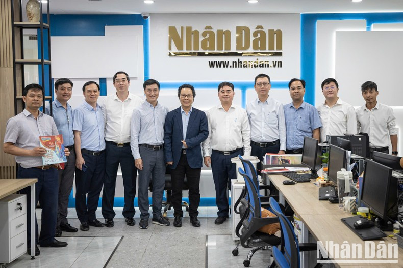Delegados de Nhan Dan y de la Revista Comunista posan en la sala de redacción digital de ese primer diario (Fotografía: Nhan Dan). Delegados de Nhan Dan y de la Revista Comunista posan en la sala de redacción digital de ese primer diario (Fotografía: Nhan Dan).