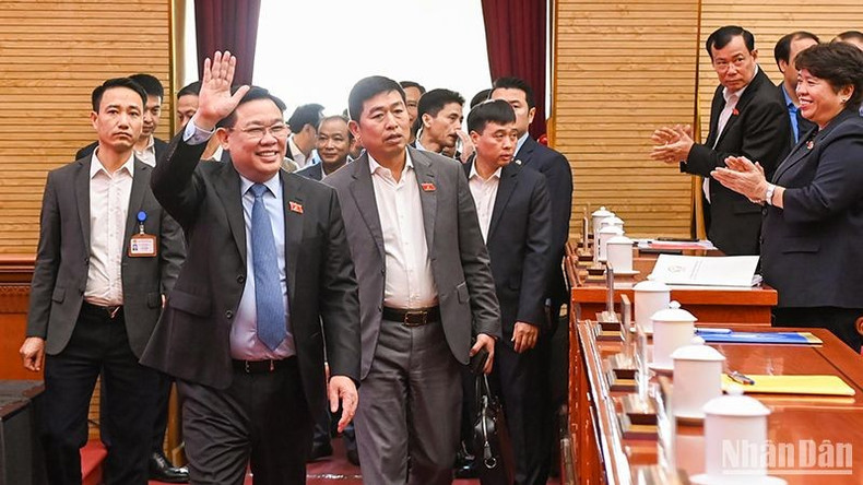 El presidente de la Asamblea Nacional, Vuong Dinh Hue, y diputados de la delegación parlamentaria de la ciudad de Hai Phong.