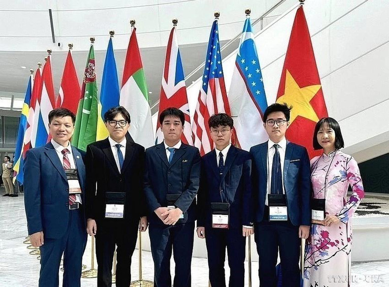 Cuatro alumnos del equipo vietnamita ganan tres medallas de oro y una de plata en la Olimpiada Internacional de Biología (OBI) de 2024. Con este logro, Vietnam se ubica en el tercer lugar entre los 81 países y territorios.