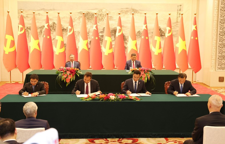 La ceremonia se efectúa en el marco de la actual visita de Estado de To Lam a China. La ceremonia se efectúa en el marco de la actual visita de Estado de To Lam a China.
