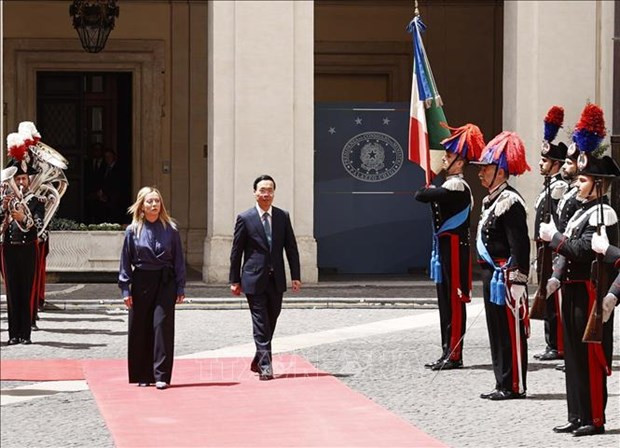 La primera ministra italiana, Giorgia Meloni, da la bienvenida al presidente de Vietnam, Vo Van Thuong. (Fotografía: VNA)