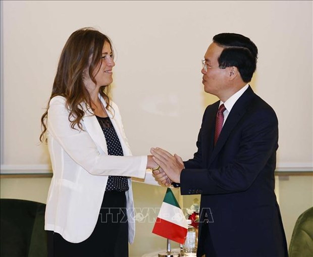 El presidente de Vietnam, Vo Van Thuong, recibe a la vicepresidenta del Partido Democrático, Chiara Gribaudo. (Fotografía: VNA)