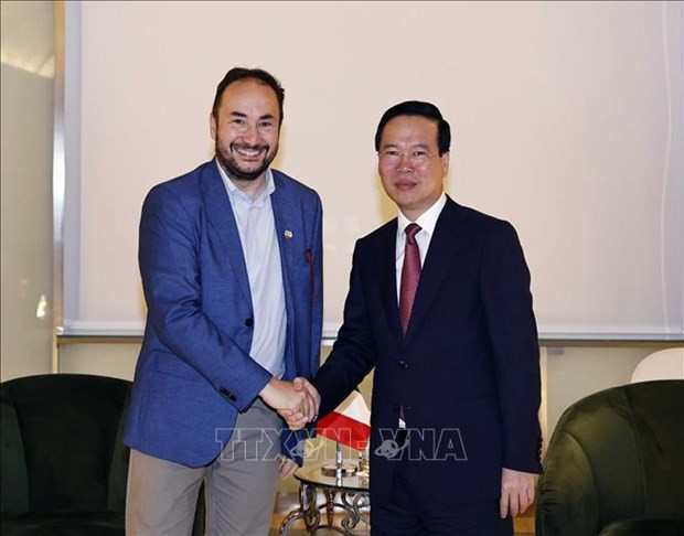 El presidente de Vietnam, Vo Van Thuong, recibe al secretario general del Partido de la Refundación Comunista, Maurizio Acerbo. (Fotografía: VNA)