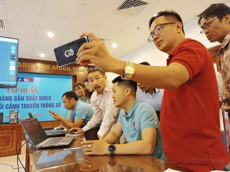 Periodistas de la Agencia Vietnamita de Noticias discuten sobre las formas de crear vídeos con teléfonos móviles en un curso de habilidades de producción de vídeo en el contexto de los medios digitales celebrado en Da Nang. Periodistas de la Agencia Vietnamita de Noticias discuten sobre las formas de crear vídeos con teléfonos móviles en un curso de habilidades de producción de vídeo en el contexto de los medios digitales celebrado en Da Nang.