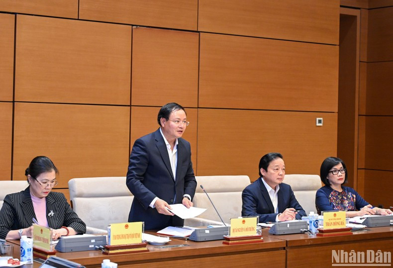 El viceministro de Recursos Naturales y Medioambiente Le Minh Ngan presenta un informe acerca del tema.