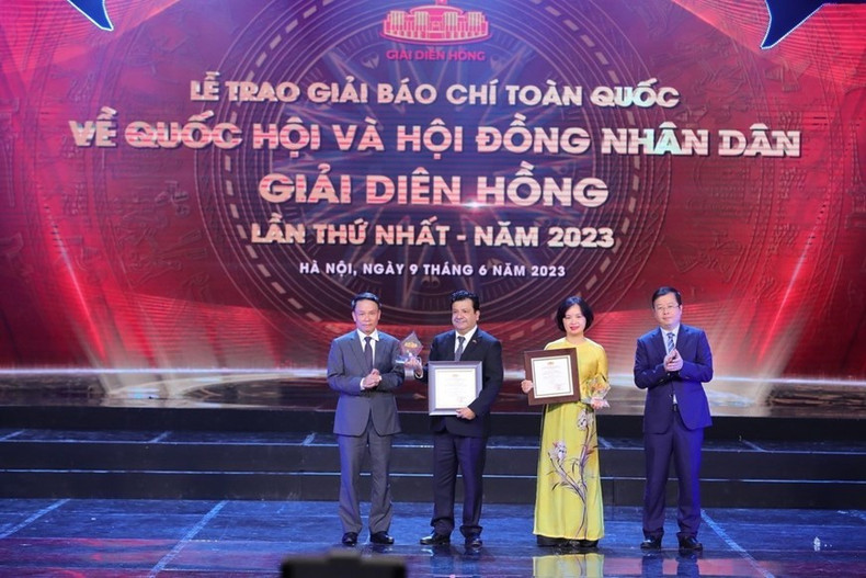 Entrega del premio por el excelente producto multimedia "Página de información especial sobre la elección de diputados a la XV Legislatura de la Asamblea Nacional y Consejos Populares en todos los niveles para el período 2021-2026" a la Agencia Vietnamita de Noticias en la ceremonia del Concurso Dien Hong.