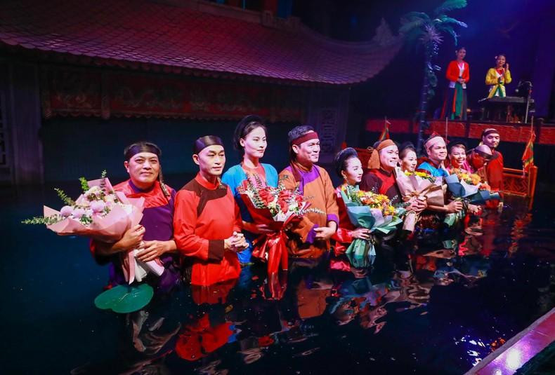 Los artistas saludan a los espectadores.