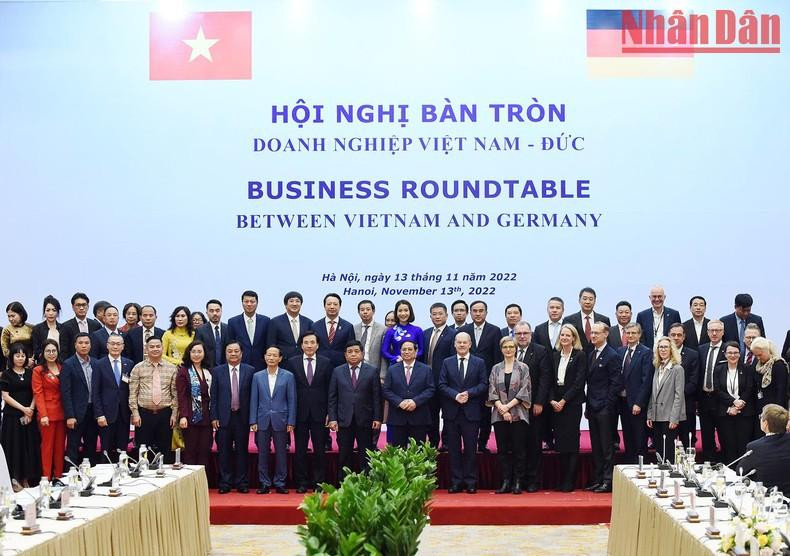 Los participantes se toman foto de recuerdo. Los participantes se toman foto de recuerdo.