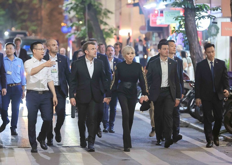 Macron y su esposa conocen el casco antiguo de Hanói.
