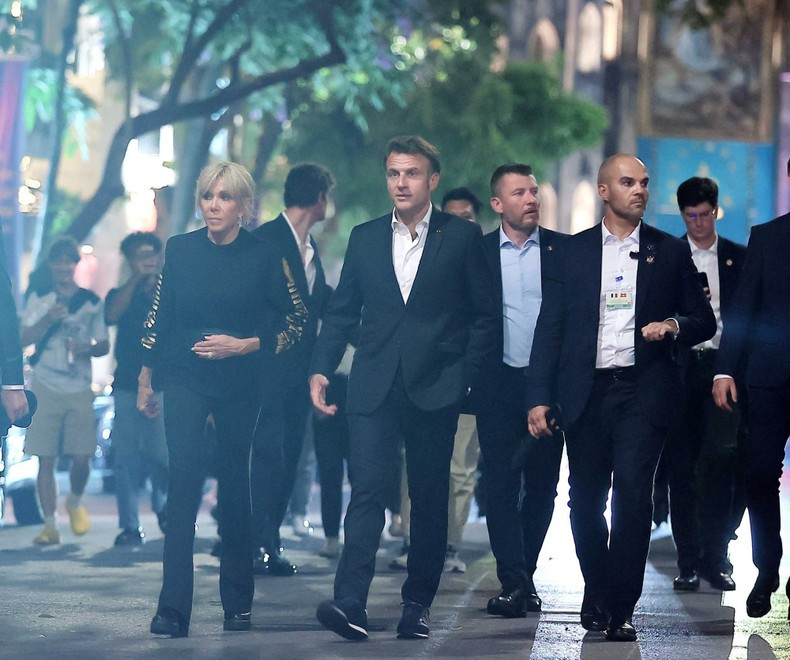 El mandatario francés y su esposa recorren el casco antiguo de Hanói.