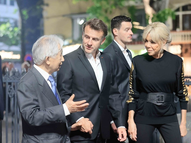 La pareja escucha sobre los rasgos culturales del área.