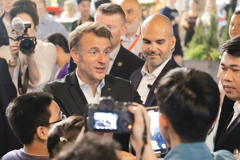 El dirigente y la gente capitalina.