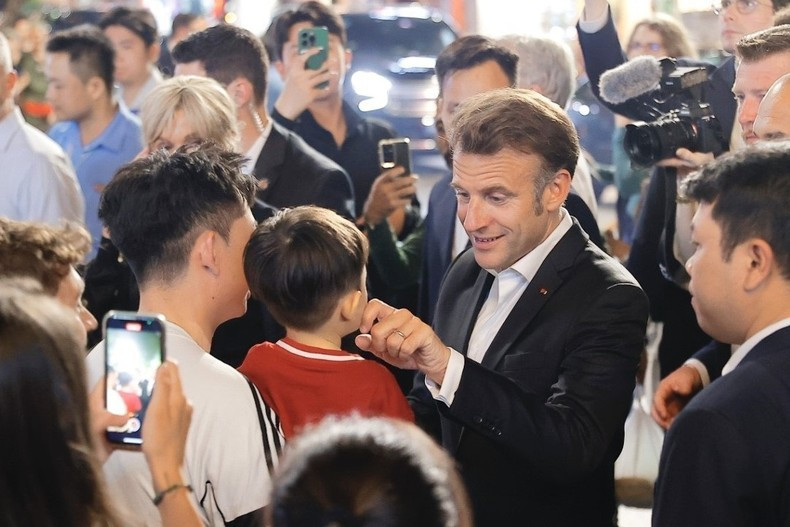 El presidente de Francia y la gente hanoyense.
