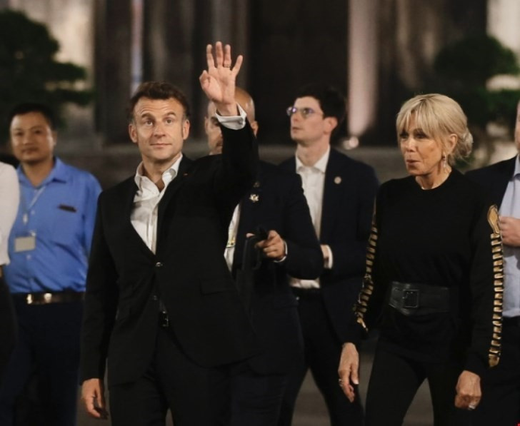 El presidente Emmanuel Macron y su esposa dan un paseo por el barrio céntrico de la capital vietnamita.