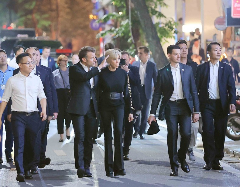 El mandatario francés y su esposa recorren el casco antiguo de Hanói.