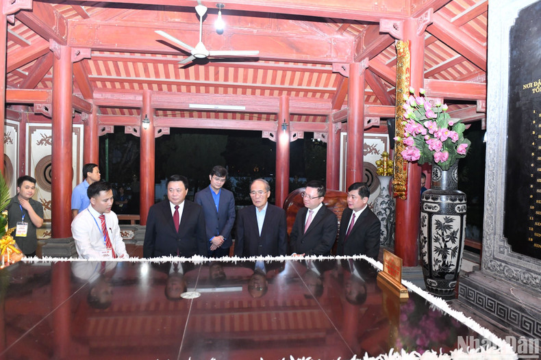 Los delegados escuchan sobre la Zona Nacional de Reliquias de Truong Bon. Los delegados escuchan sobre la Zona Nacional de Reliquias de Truong Bon.