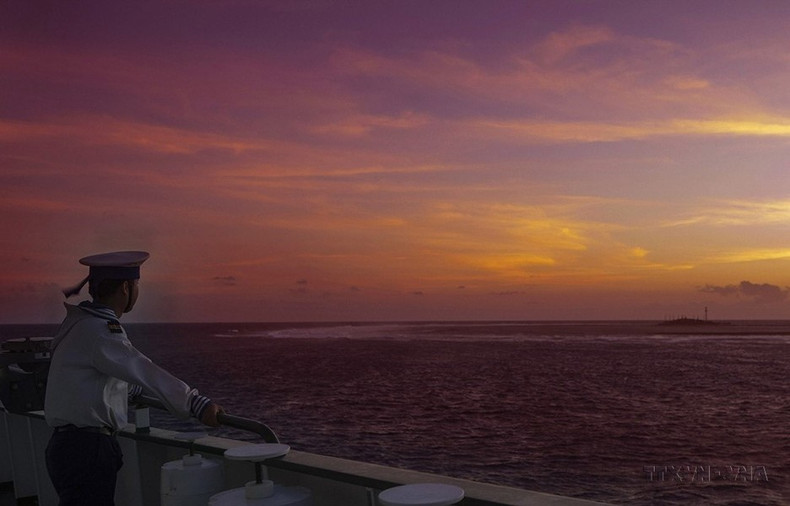 Los oficiales y soldados de la isla de Truong Sa Dong siempre garantizan un buen entrenamiento y preparación para el combate según el plan establecido, asegurando el tráfico marítimo. Los oficiales y soldados de la isla de Truong Sa Dong siempre garantizan un buen entrenamiento y preparación para el combate según el plan establecido, asegurando el tráfico marítimo.