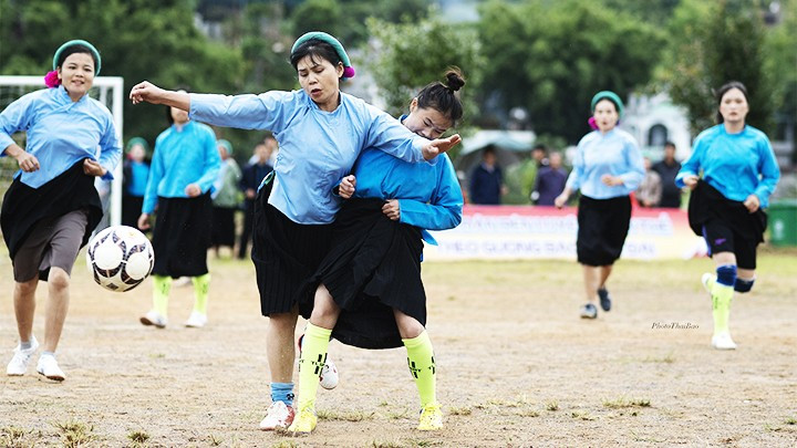 La imagen de futbolistas ataviadas con falda y pañuelo de cabeza imprime una fuerte impronta cultural en la audiencia. La imagen de futbolistas ataviadas con falda y pañuelo de cabeza imprime una fuerte impronta cultural en la audiencia.