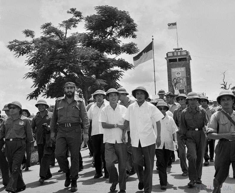 El primer secretario del Comité Central del Partido Comunista de Cuba y primer ministro, Fidel Castro, visitó Dong Ha, en Quang Tri, en plena reconstrucción después de la devastadora guerra (septiembre de 1973). El primer secretario del Comité Central del Partido Comunista de Cuba y primer ministro, Fidel Castro, visitó Dong Ha, en Quang Tri, en plena reconstrucción después de la devastadora guerra (septiembre de 1973).