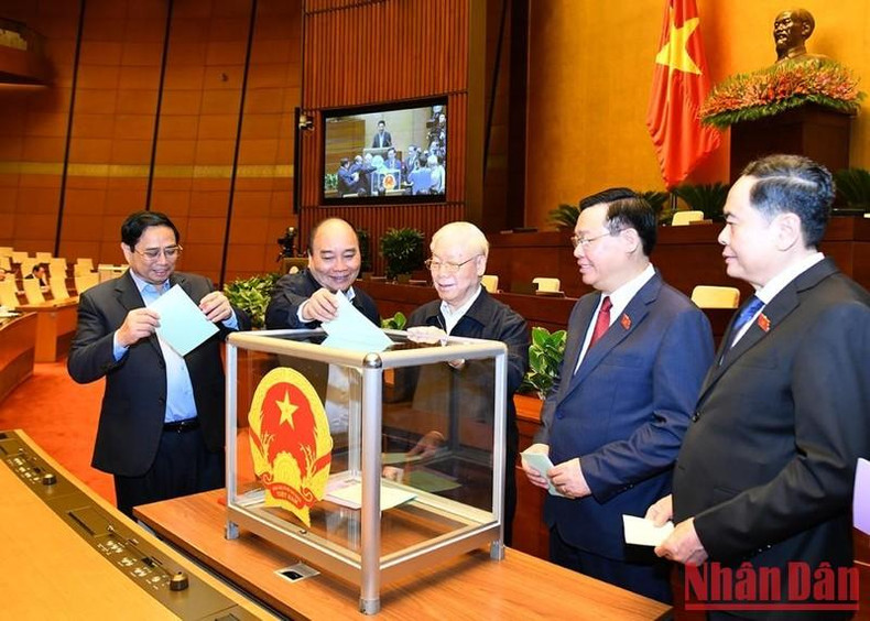 Phu Trong, Xuan Phuc y Dinh Hue, junto con el primer ministro del país, Pham Minh Chinh (primero desde la izquierda) y el vicepresidente permanente de la ANV, Tran Thanh Man, votan para la liberación de los cargos de auditor general del Estado para el período 2021-2026 y de ministro de Transporte para el período 2021-2026. Phu Trong, Xuan Phuc y Dinh Hue, junto con el primer ministro del país, Pham Minh Chinh (primero desde la izquierda) y el vicepresidente permanente de la ANV, Tran Thanh Man, votan para la liberación de los cargos de auditor general del Estado para el período 2021-2026 y de ministro de Transporte para el período 2021-2026.