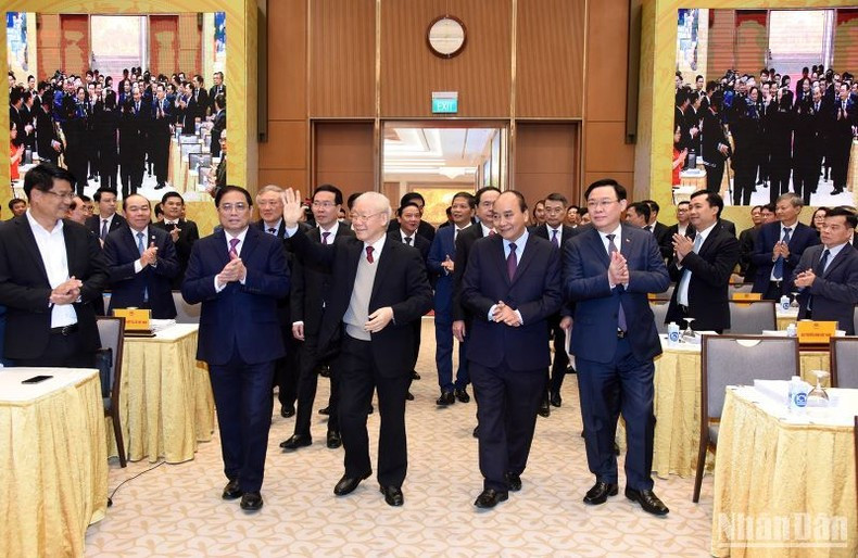 El dirigente partidista llega a la conferencia junto con el presidente del país, Nguyen Xuan Phuc; el jefe del Gobierno, Pham Minh Chinh, y el titular del Legislativo, Vuong Dinh Hue.