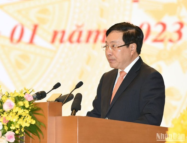 El vice primer ministro permanente, Pham Binh Minh, presenta un informe sobre los trabajos del Gobierno en 2022.