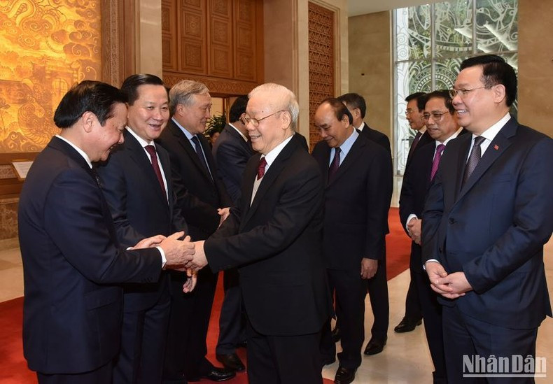 El secretario general del Partido, Nguyen Phu Trong, saluda a otros participantes.