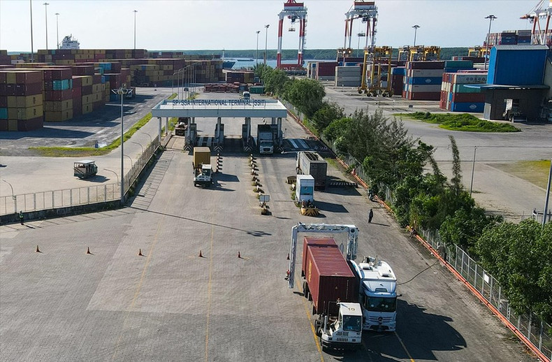 El Departamento de Inspección de Aduanas de la zona portuaria de Cai Mep-Thi Van realiza controles e inspecciones de mercancías de importación y exportación.