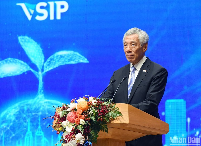 En su intervención, el premier singapurense ratificó el orgullo de la ciudad-Estado de contribuir al desarrollo de Vietnam en los últimos tiempos.