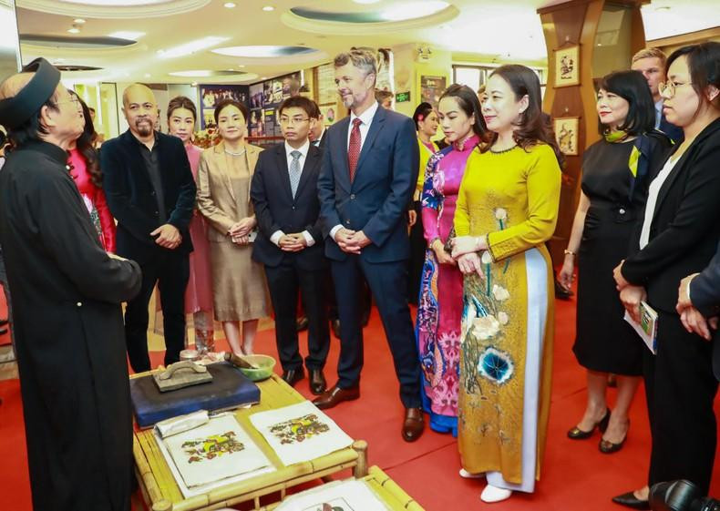 Los dos dirigentes escuchan sobre la historia y los materiales de la pintura de Dong Ho, un arte tradicional de los vietnamitas.