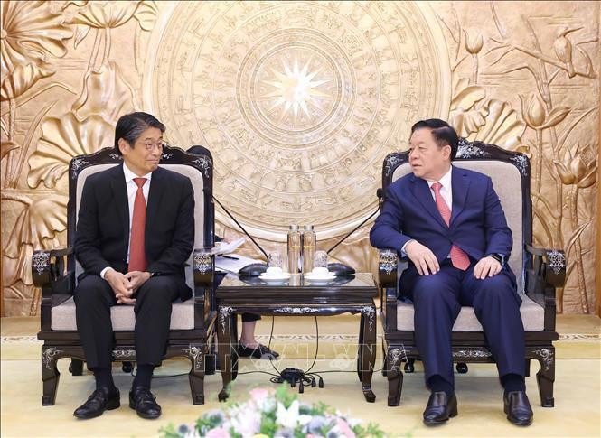 El miembro del Buró Político y del Secretariado del Comité Central del Partido Comunista de Vietnam y jefe de su Comisión de Comunicación y Educación, Nguyen Trong Nghia (derecha), conversa con el embajador japonés, Ito Naoki. (Fotografía: VNA) El miembro del Buró Político y del Secretariado del Comité Central del Partido Comunista de Vietnam y jefe de su Comisión de Comunicación y Educación, Nguyen Trong Nghia (derecha), conversa con el embajador japonés, Ito Naoki. (Fotografía: VNA)