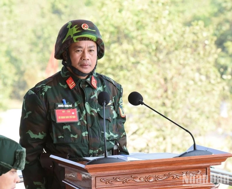 Un representante del cuerpo del Ejército número 12 presenta sobre la actividad. Un representante del cuerpo del Ejército número 12 presenta sobre la actividad.