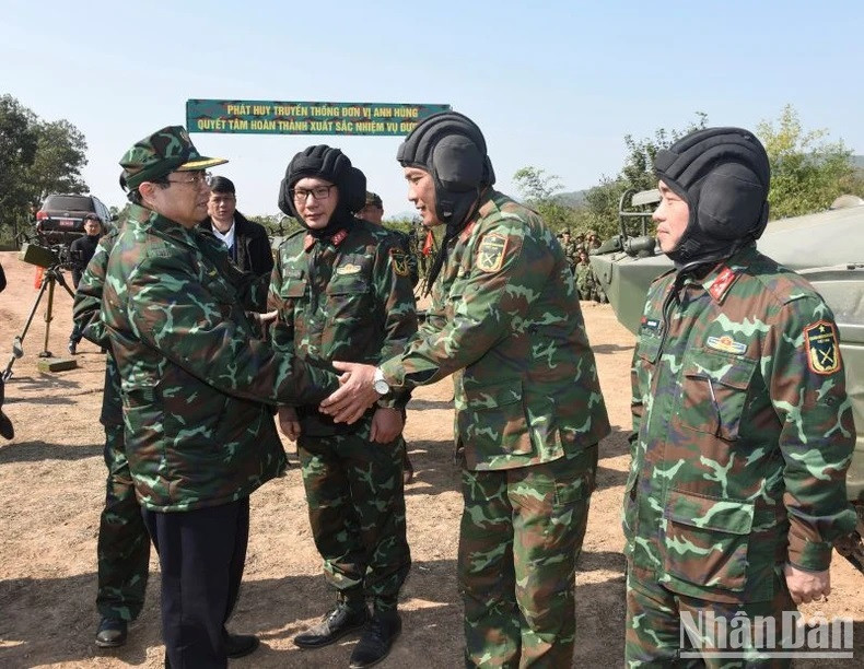 El dirigente y los soldados en la escena. El dirigente y los soldados en la escena.