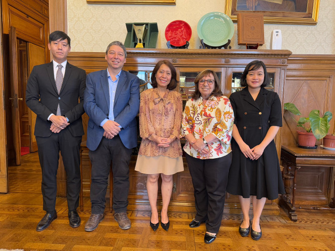 La embajadora de Vietnam en Argentina, concurrente en Uruguay, Ngo Minh Nguyet (centro), se toma una foto con la presidenta de la Cámara de Representantes, Ana Olivera (segunda a la derecha). (Fotografía: VNA)