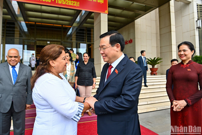 El dirigente anfitrión se despide de la secretaria general de la Federación de Mujeres Cubanas.