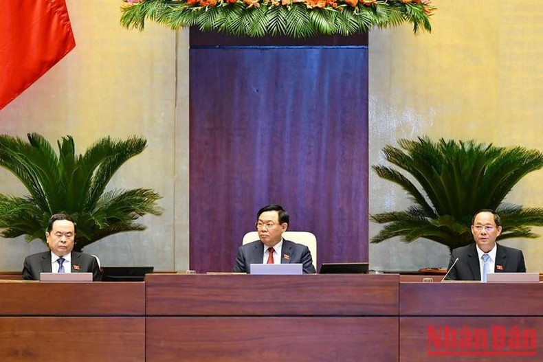 Vuong Dinh Hue y los vicepresidentes de la ANV conducen la reunión. Vuong Dinh Hue y los vicepresidentes de la ANV conducen la reunión.