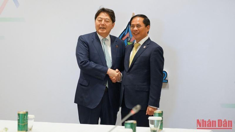 El ministro de Relaciones Exteriores de Vietnam, Bui Thanh Son (derecha), se reúne con su homólogo japonés, Hayashi Yoshimasa. (Fotografía: Nhan Dan) El ministro de Relaciones Exteriores de Vietnam, Bui Thanh Son (derecha), se reúne con su homólogo japonés, Hayashi Yoshimasa. (Fotografía: Nhan Dan)