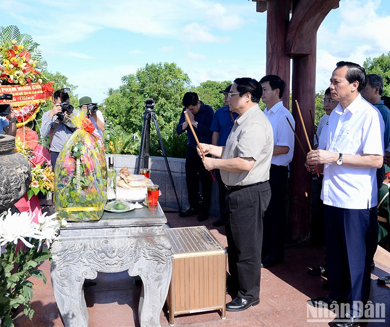 El primer ministro de Vietnam, Pham Minh Chinh, ofrece inciensos y flores a los mártires. (Fotografía: Nhan Dan) El primer ministro de Vietnam, Pham Minh Chinh, ofrece inciensos y flores a los mártires. (Fotografía: Nhan Dan)
