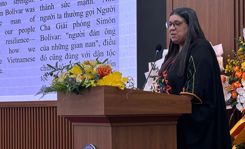 Tatiana Pugh Moreno, viceministra para Asia, Medio Oriente y Oceanía del Ministerio del Poder Popular para Relaciones Exteriores de Venezuela, habla en el encuentro. (Fotografía: Nhan Dan)