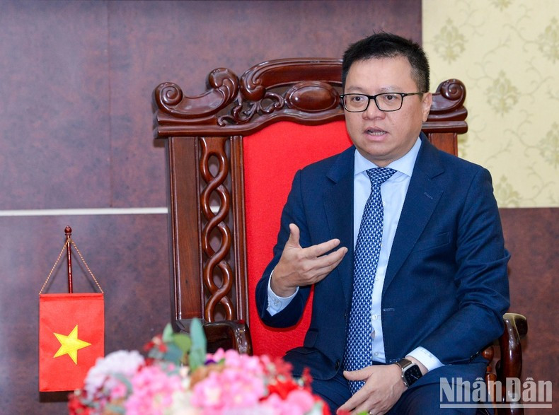 El presidente-editor de Nhan Dan da palabras. El presidente-editor de Nhan Dan da palabras.