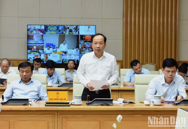 El viceministro de Transporte Nguyen Duy Lam presenta un informe sobre el ritmo de los proyectos y obras en cuestión.