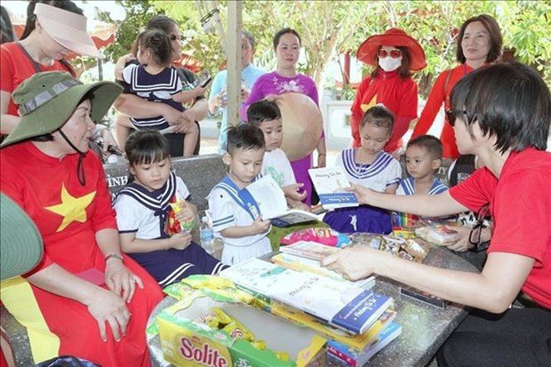 Vietnamitas en ultramar regalan obsequios a estudiantes en el archipiélago de Truong Sa (Spratly). (Fotografía: VNA)