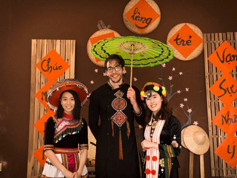 Will in Vietnam (centro), un vlogger famoso en Vietnam. Will in Vietnam (centro), un vlogger famoso en Vietnam.