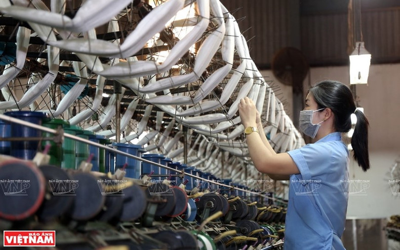 En Bao Loc, las líneas de producción modernas necesitan pocos trabajadores para su operación, pero la productividad y la calidad del producto siguen siendo altas.